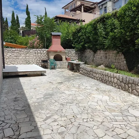 Cheapest And Comfortable Just Approx 100m To Sea, Near Sandy *