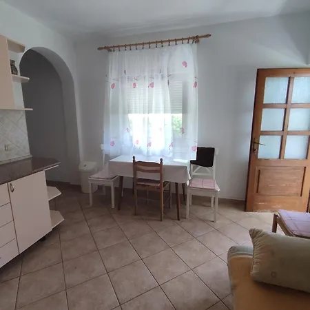 Cheapest And Comfortable Just Approx 100m To Sea, Near Sandy Apartment *